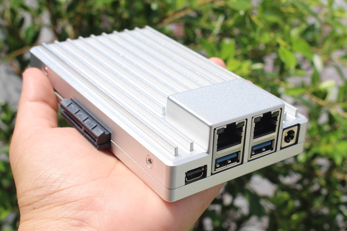 ZimaBoard 2 recensione: il mini server x86 per il self-hosting economico